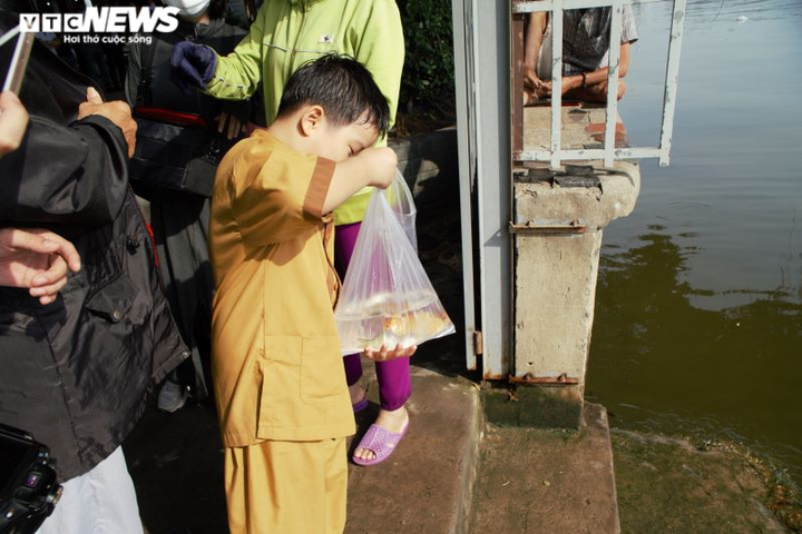 Ảnh: Người Sài Gòn chấp hành đeo khẩu trang, thả cá tiễn Táo quân về trời - 7