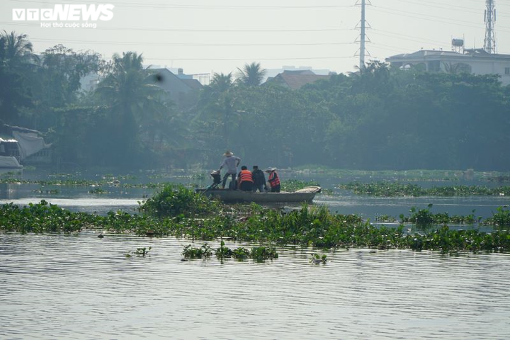 Ảnh: Người Sài Gòn chấp hành đeo khẩu trang, thả cá tiễn Táo quân về trời - 8