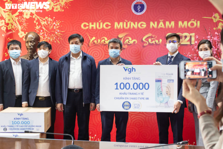 Bộ Y tế tiếp nhận 100.000 khẩu trang y tế cao cấp - 1