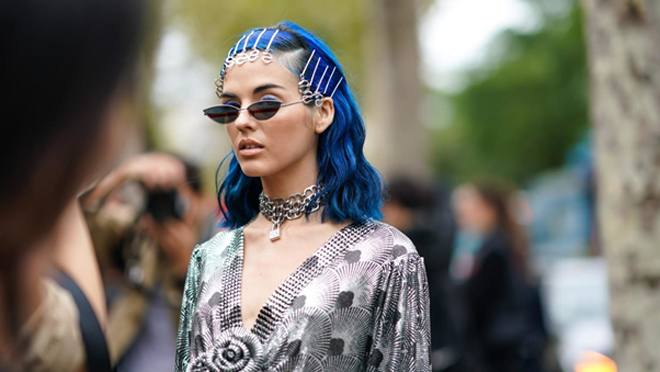 Lịch sử 'cắn răng làm đẹp' của phụ nữ: Nhuộm tóc bằng axit sunfuric - 1