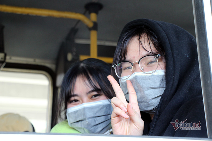 Được nghỉ Tết sớm nhưng sinh viên không vội về quê, sẵn sàng ăn Tết ở Hà Nội - 2