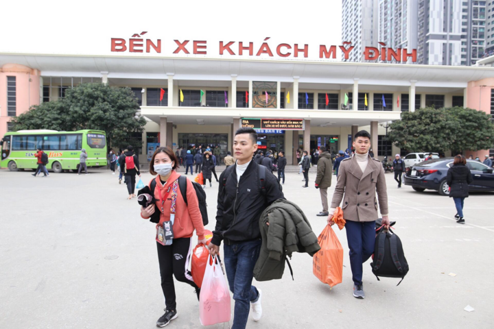 Chủ tịch Hà Nội đề nghị người dân hạn chế đi lại dịp Tết, hàng quán giãn cách 2m - 1