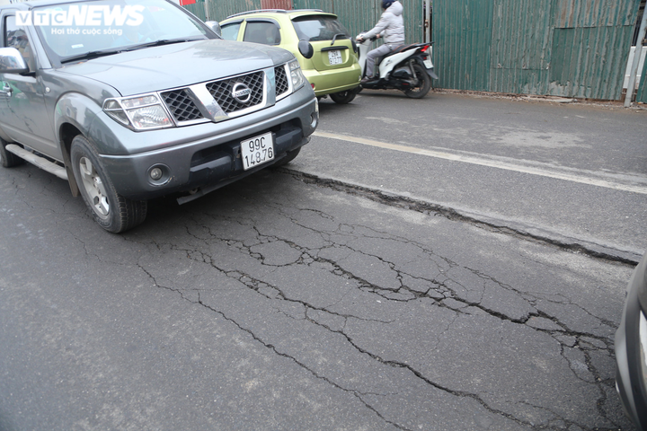 Hà Nội: Thi công mở rộng đường đê Âu Cơ - Nghi Tàm khiến mặt đường nứt toác - 7