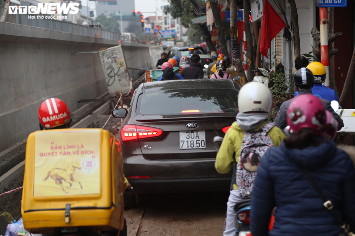 Hà Nội: Thi công mở rộng đường đê Âu Cơ - Nghi Tàm khiến mặt đường nứt toác - 9