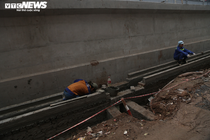 Hà Nội: Thi công mở rộng đường đê Âu Cơ - Nghi Tàm khiến mặt đường nứt toác - 12