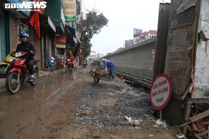 Hà Nội: Thi công mở rộng đường đê Âu Cơ - Nghi Tàm khiến mặt đường nứt toác - 10
