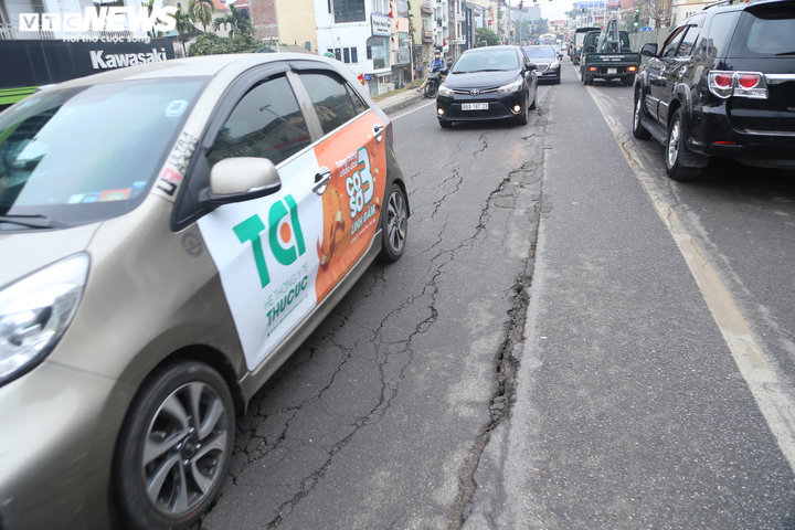 Hà Nội: Thi công mở rộng đường đê Âu Cơ - Nghi Tàm khiến mặt đường nứt toác - 6