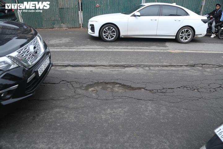 Hà Nội: Thi công mở rộng đường đê Âu Cơ - Nghi Tàm khiến mặt đường nứt toác - 5