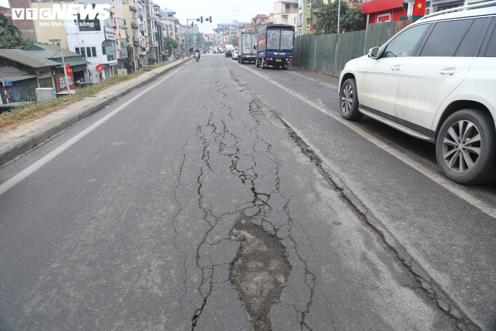 Hà Nội: Thi công mở rộng đường đê Âu Cơ - Nghi Tàm khiến mặt đường nứt toác - 4