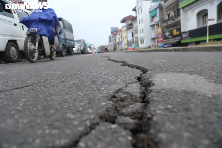 Hà Nội: Thi công mở rộng đường đê Âu Cơ - Nghi Tàm khiến mặt đường nứt toác - 3
