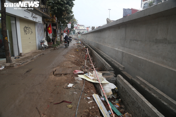 Hà Nội: Thi công mở rộng đường đê Âu Cơ - Nghi Tàm khiến mặt đường nứt toác - 8