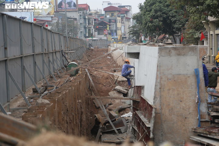 Hà Nội: Thi công mở rộng đường đê Âu Cơ - Nghi Tàm khiến mặt đường nứt toác - 11