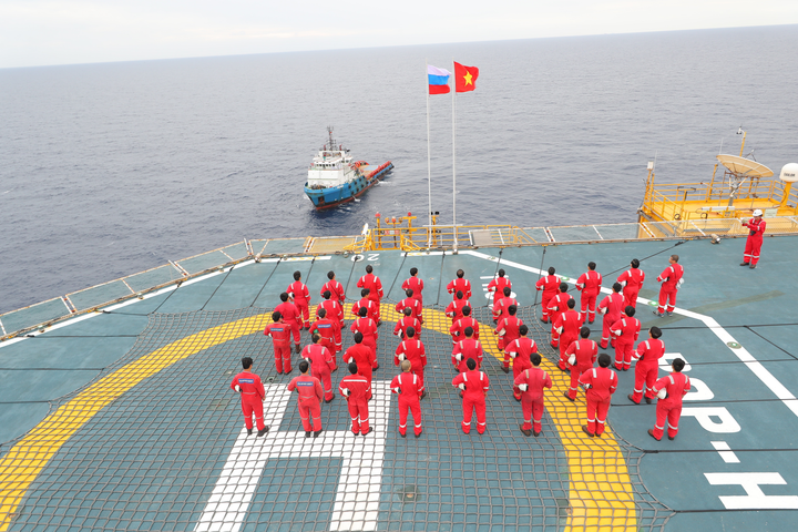 Gặp người đón dòng dầu khí đầu tiên từ lòng biển - 2