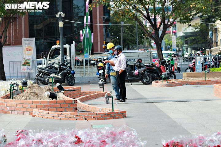 Công nhân gấp rút hoàn thiện những hạng mục cuối cùng của đường hoa Nguyễn Huệ - 6
