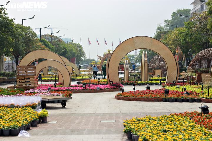 Công nhân gấp rút hoàn thiện những hạng mục cuối cùng của đường hoa Nguyễn Huệ - 10