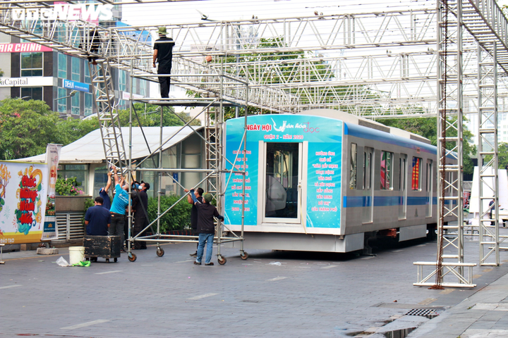 Công nhân gấp rút hoàn thiện những hạng mục cuối cùng của đường hoa Nguyễn Huệ - 5