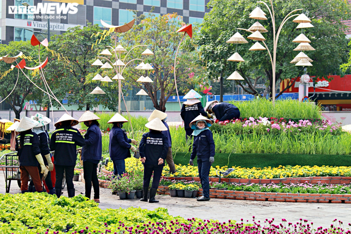 Công nhân gấp rút hoàn thiện những hạng mục cuối cùng của đường hoa Nguyễn Huệ - 7