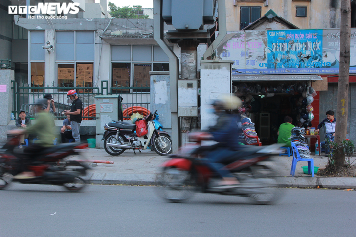 Phớt lờ chỉ đạo của Chủ tịch TP Hà Nội, hàng quán vẫn lấn chiếm vỉa hè buôn bán - 8