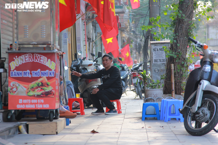 Phớt lờ chỉ đạo của Chủ tịch TP Hà Nội, hàng quán vẫn lấn chiếm vỉa hè buôn bán - 3