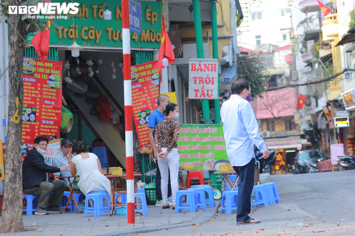 Phớt lờ chỉ đạo của Chủ tịch TP Hà Nội, hàng quán vẫn lấn chiếm vỉa hè buôn bán - 4