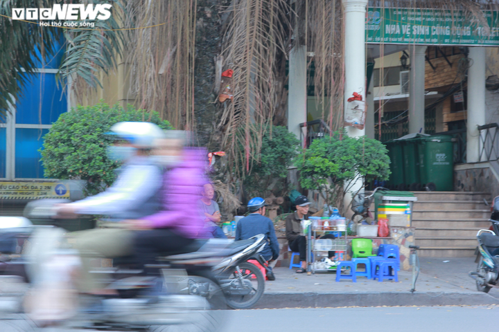 Phớt lờ chỉ đạo của Chủ tịch TP Hà Nội, hàng quán vẫn lấn chiếm vỉa hè buôn bán - 5