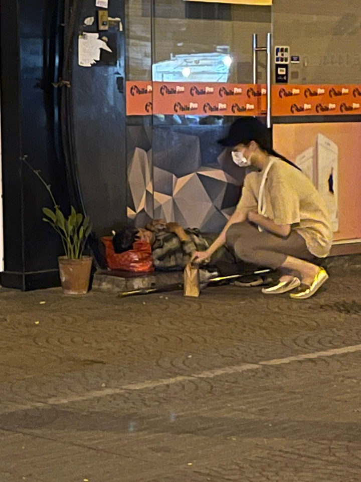 Lương Thuỳ Linh tự gói quà, Tiểu Vy tặng hơn 25 triệu đồng cho người vô gia cư - 3