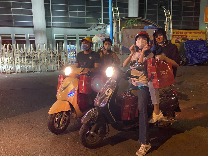 Lương Thuỳ Linh tự gói quà, Tiểu Vy tặng hơn 25 triệu đồng cho người vô gia cư - 1