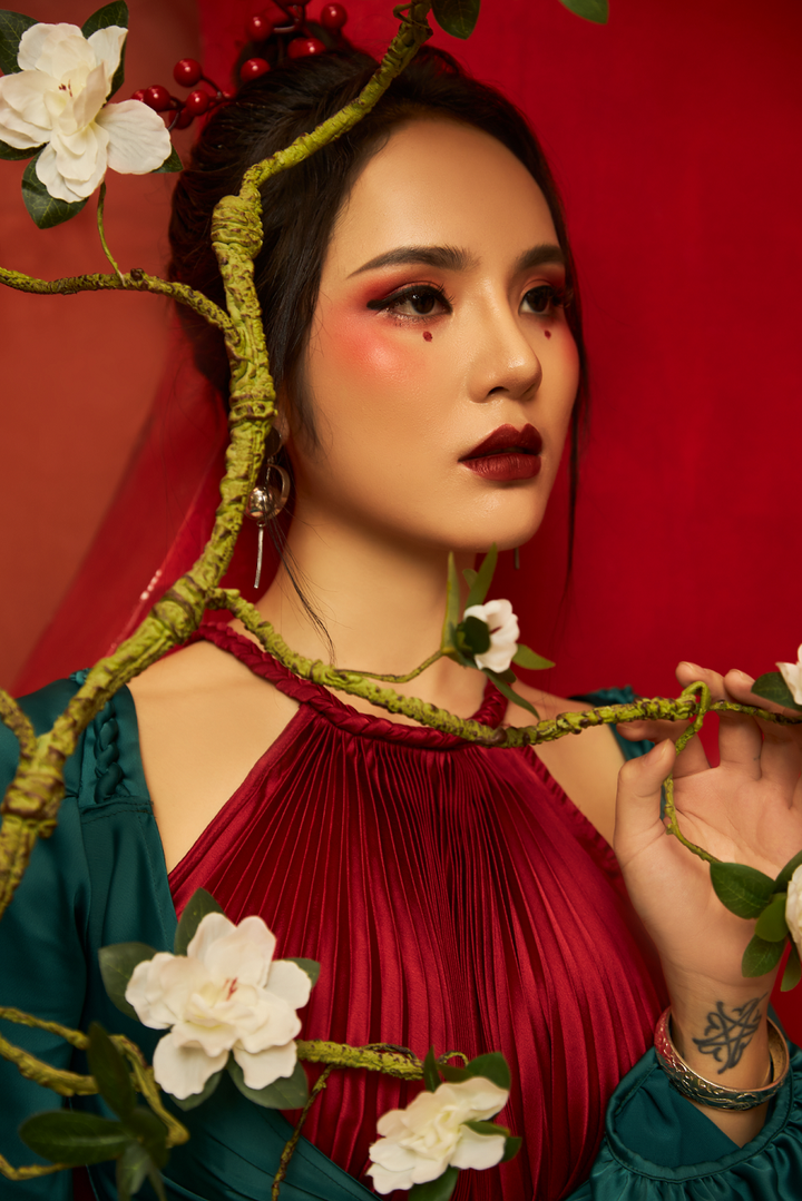 Rũ bỏ mác ‘nàng thơ, Hoa khôi Trà My cá tính với áo tứ thân lạ mắt - 3