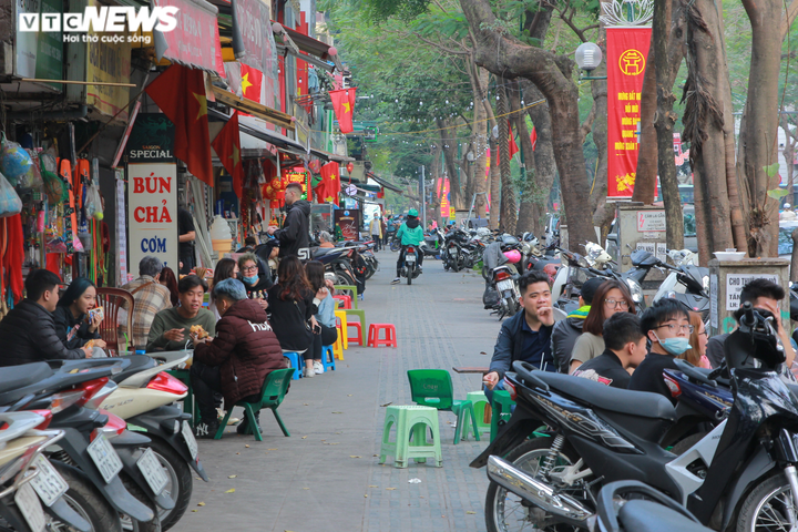 Phớt lờ chỉ đạo của Chủ tịch TP Hà Nội, hàng quán vẫn lấn chiếm vỉa hè buôn bán - 6