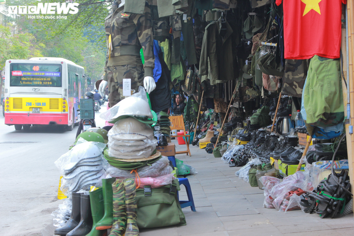 Phớt lờ chỉ đạo của Chủ tịch TP Hà Nội, hàng quán vẫn lấn chiếm vỉa hè buôn bán - 7