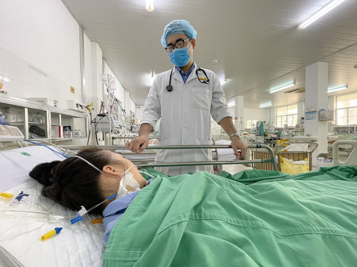 Thiếu nữ 16 tuổi suýt mất mạng sau khi bị ong đốt vào chân - 1