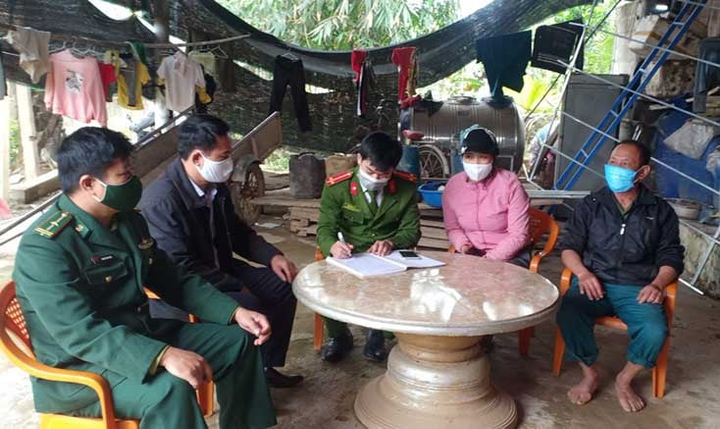 Cán bộ đến vận động đi cách ly, 2 kẻ vượt biên trái phép nhảy lên xe máy bỏ trốn - 1