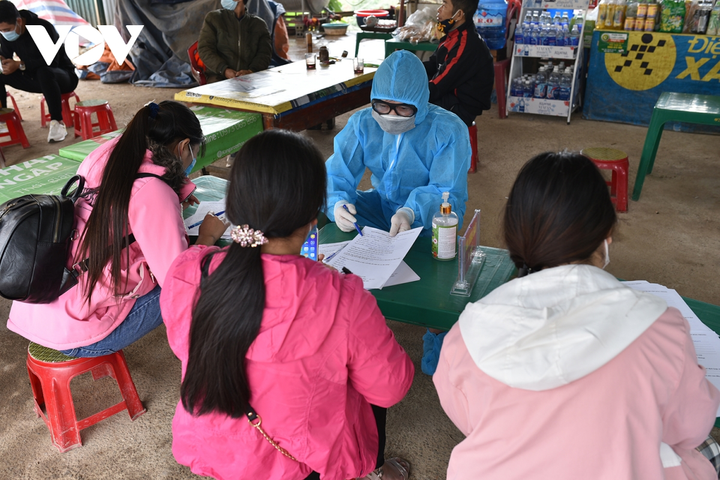 Trăm người vượt rào cao tốc Nội Bài – Lào Cai về quê ăn Tết - 12