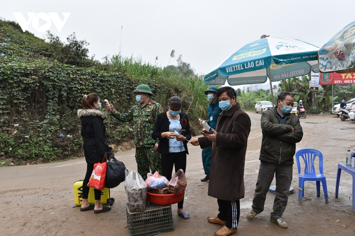 Trăm người vượt rào cao tốc Nội Bài – Lào Cai về quê ăn Tết - 13