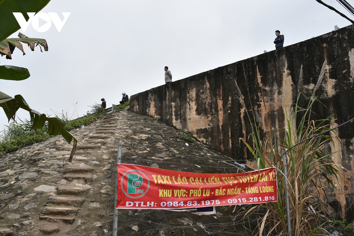 Trăm người vượt rào cao tốc Nội Bài – Lào Cai về quê ăn Tết - 5