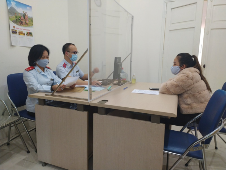 Đăng tin giả người nhiễm COVID-19 đi hát có 'tay vịn', thêm 3 người bị xử phạt - 1