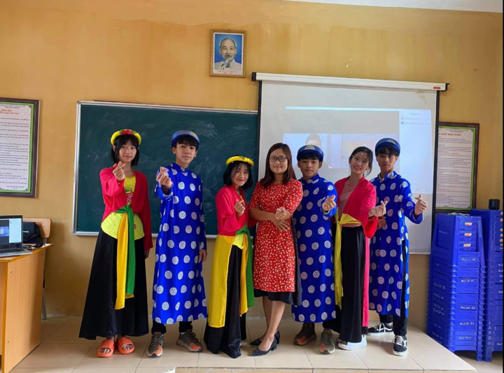 Cô giáo trường làng 'đưa' học sinh ra thế giới - 2