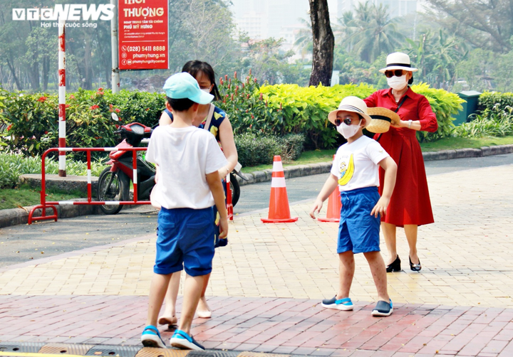 Người dân TP.HCM đeo khẩu trang dạo chơi đường hoa dài 700m ở quận 7 - 16