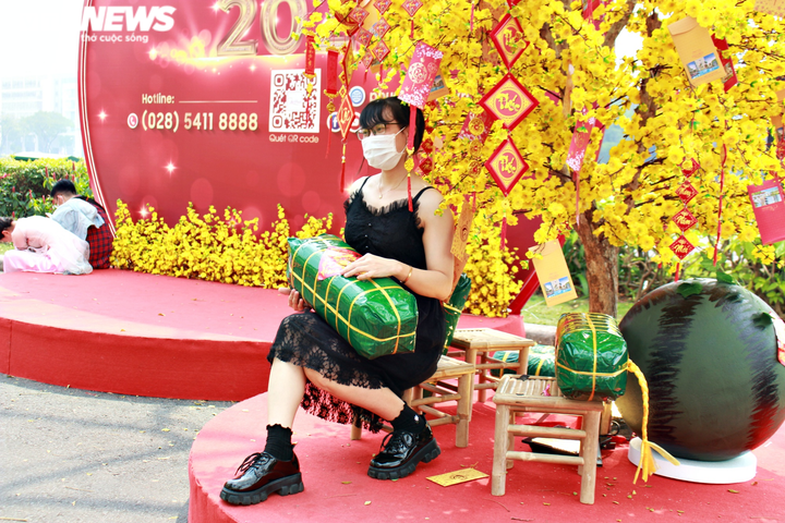 Người dân TP.HCM đeo khẩu trang dạo chơi đường hoa dài 700m ở quận 7 - 18
