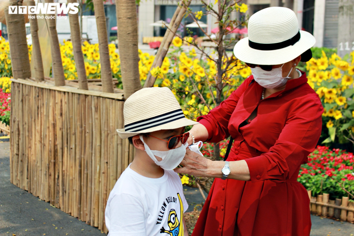 Người dân TP.HCM đeo khẩu trang dạo chơi đường hoa dài 700m ở quận 7 - 9