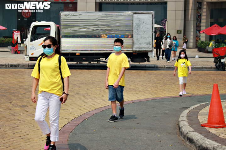 Người dân TP.HCM đeo khẩu trang dạo chơi đường hoa dài 700m ở quận 7 - 7