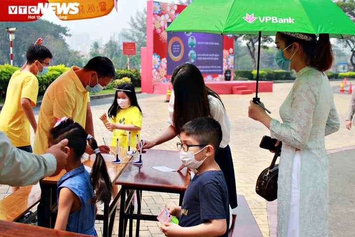 Người dân TP.HCM đeo khẩu trang dạo chơi đường hoa dài 700m ở quận 7 - 17