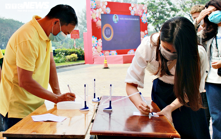 Người dân TP.HCM đeo khẩu trang dạo chơi đường hoa dài 700m ở quận 7 - 6