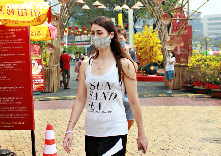 Người dân TP.HCM đeo khẩu trang dạo chơi đường hoa dài 700m ở quận 7 - 14