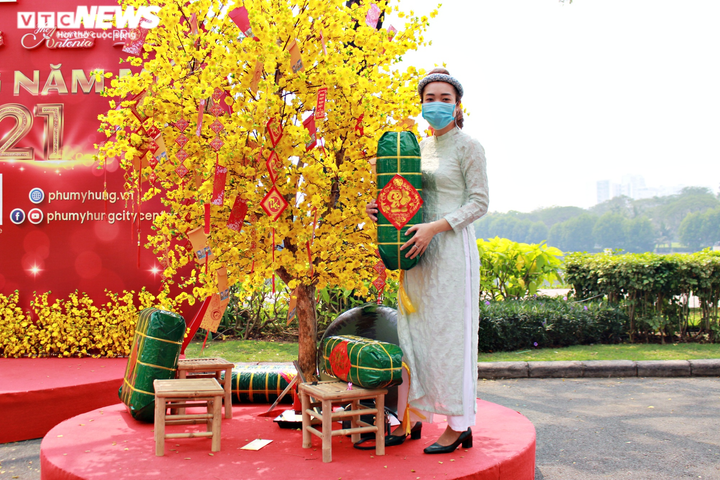 Người dân TP.HCM đeo khẩu trang dạo chơi đường hoa dài 700m ở quận 7 - 8