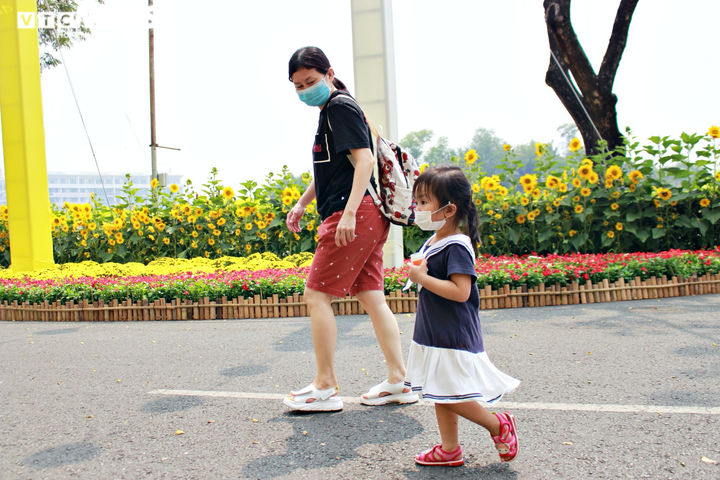 Người dân TP.HCM đeo khẩu trang dạo chơi đường hoa dài 700m ở quận 7 - 3