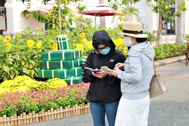 Người dân TP.HCM đeo khẩu trang dạo chơi đường hoa dài 700m ở quận 7 - 5