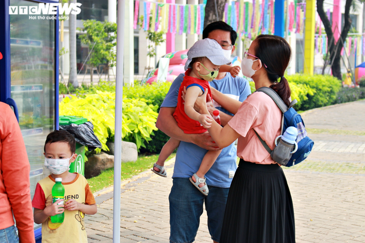 Người dân TP.HCM đeo khẩu trang dạo chơi đường hoa dài 700m ở quận 7 - 4