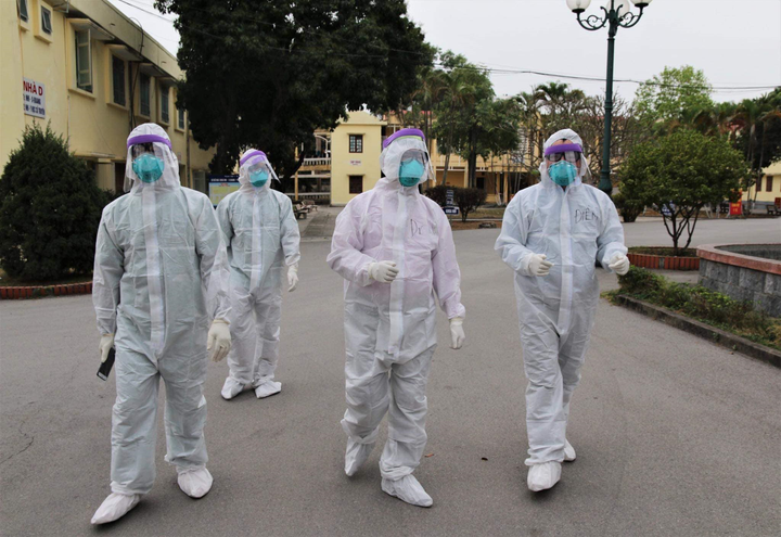 Thêm 5 ca COVID-19 mới, có nam nhân viên sân bay Tân Sơn Nhất - 1