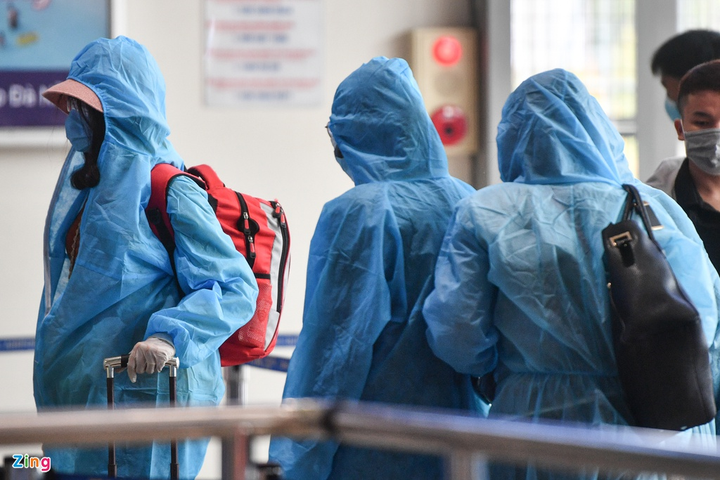 Lo ngại lây nhiễm COVID-19, hành khách mặc bảo hộ kín mít ở sân bay Tân Sơn Nhất - 4
